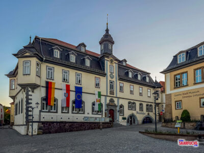 Seitenansicht des barocken Ilmenauer Rathauses mit Blick auf die architektonischen Fassadendetails