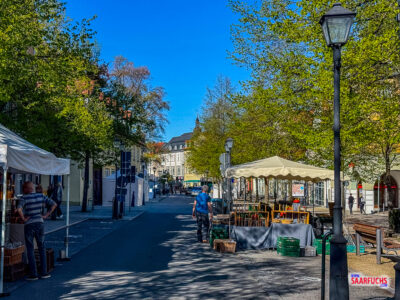 Marktst&auml;nde aus Holz w&auml;hrend des Aufbaus zum T&ouml;pfermarkt in Ilmenau