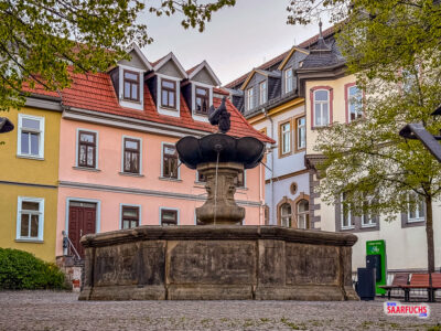 Der historische Hennebrunnen auf dem Marktplatz von Ilmenau mit der charakteristischen Tierfigur