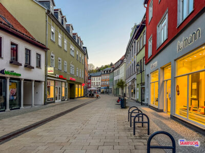 Blick in die beleuchtete Fu&szlig;g&auml;ngerzone von Ilmenau bei D&auml;mmerung mit Laternenlicht