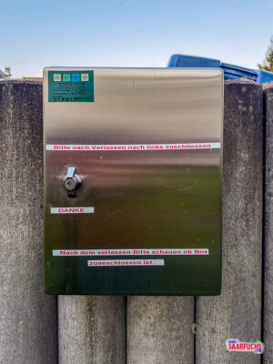 Detailaufnahme des geschlossenen Beh&auml;lters der Letterbox Spieglein an der Wand