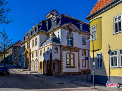R&uuml;ckansicht des Ilmenauer Rathauses mit Fokus auf die architektonischen Details der Fassade