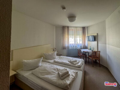 Blick in ein funktional eingerichtetes Gästezimmer im Kloster St. Josef