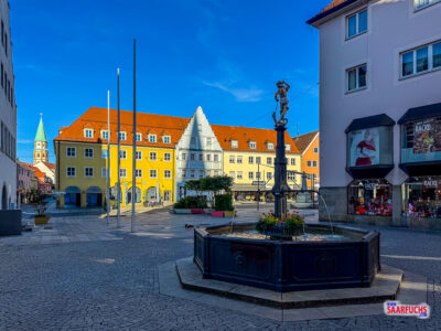 Blick entlang der belebten Marktstraße in Neumarkt mit den bunten Giebelhäusern