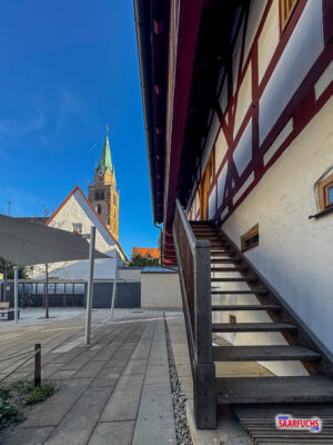 Rückansicht des historischen Schreiberhauses mit Blick auf das Mauerwerk