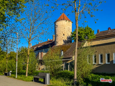 Historischer Schuldturm aus Bruchsteinmauerwerk als Teil der alten Neumarkter Stadtbefestigung