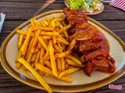 Serviertes Oberpfälzer Schaschlik mit Sauce, Pommes frites und einem frischen Beilagensalat