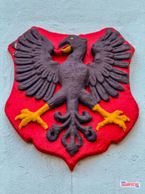 Das steinerne Stadtwappen mit dem schwarzen Adler