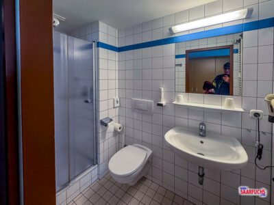 Das funktionale Badezimmer mit Dusche im Kloster-Gästehaus
