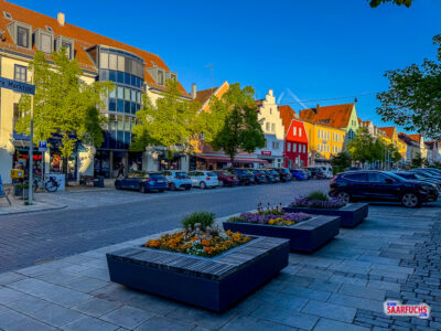 Blick entlang der Marktstraße in Neumarkt mit den charakteristischen bunten Häusergiebeln im Abendlicht