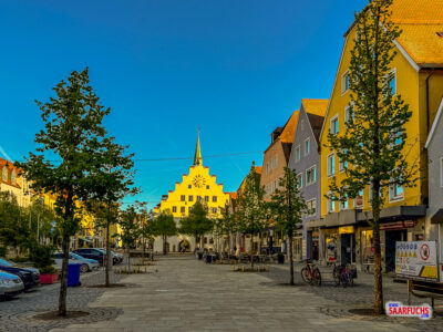 Allee aus kleinen Bäumen entlang des breiten Gehwegs in der Neumarkter Marktstraße