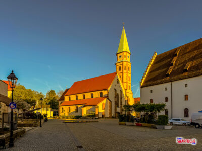 Blick über den gepflasterten Residenzplatz auf die Fassade der Hofkirche in Neumarkt
