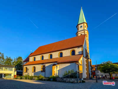 Außenansicht der spätgotischen Hofkirche mit ihren markanten Baudetails