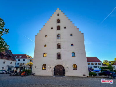 Das sandsteinerne Gebäude des historischen Reitstadels gegenüber der Kirche