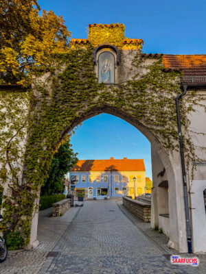 Der historische Torbogen des Klostertors zwischen alten Mauern
