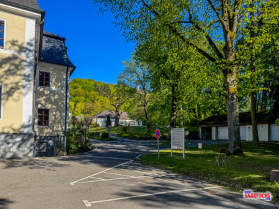 Außenansicht des Klosters St. Josef in Neumarkt mit den angrenzenden Parkplätzen