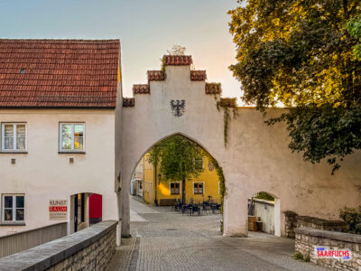 Detailaufnahme des Stadtwappens mit dem schwarzen Adler am Klostertor