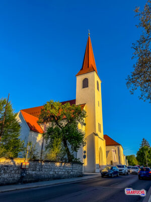 Die neugotische Fassade der Christuskirche in Neumarkt in der Oberpfalz bei Abendlicht