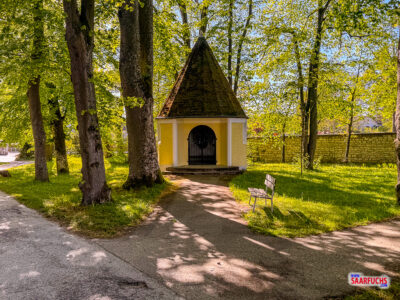 Gepflegte Parkanlage mit Gehwegen rund um das Klostergebäude von St. Josef