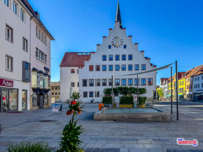 Die Fassade des historischen Rathauses von Neumarkt mit seinen markanten Giebeln