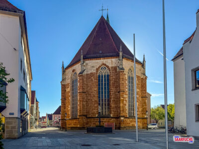 Das gotische Münster St. Johannes mit dem markanten Kirchturm gegen den Abendhimmel