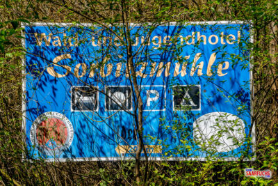 Ein verwittertes, aber intaktes Hinweisschild mit der Aufschrift Wald- und Jugendhotel Sorbitzm&uuml;hle