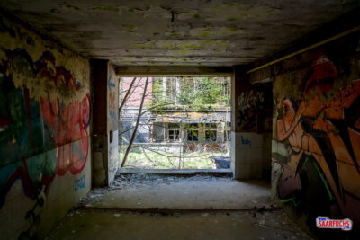 Eine gro&szlig;e, fensterlose Mauer&ouml;ffnung im Obergeschoss mit Ausblick auf die umliegenden Geb&auml;ude