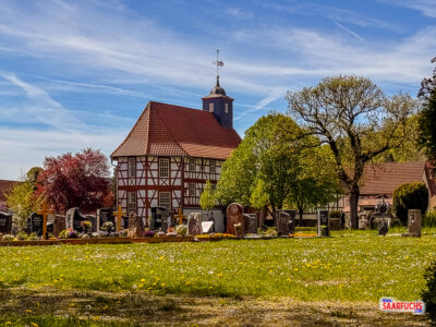 Die evangelische Gottesackerkirche am Friedhof von Steinbach-Hallenberg in seltener Fachwerkbauweise
