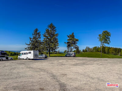 Gro&szlig;er, halbleerer Wanderparkplatz Kn&uuml;llfeld bei Steinbach-Hallenberg am Morgen mit vereinzelten Autos