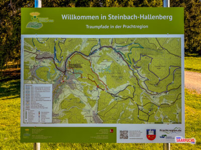 Eine Informationstafel mit Wanderkarte und topografischen Routenbeschreibungen der Region Steinbach-Hallenberg