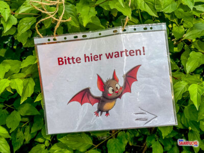 Markierter Wartebereich vor einer Station der 20. Geocaching-Meisterschaft