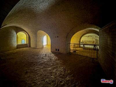 Blick in eine Kammer des historischen Forts Hahneberg mit seinen massiven Festungsmauern