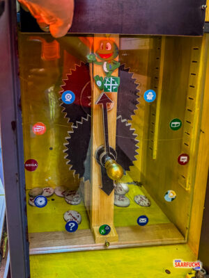 R&auml;tselinnenleben einer metallischen Geocaching-Box