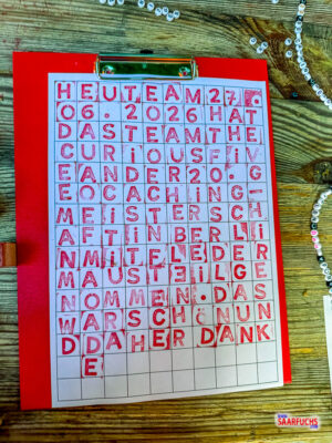 Versuch, einen Logtext mit einzelnen Buchstabenstempeln schnell auf Papier zu bringen