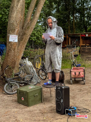 Fledermaus bei der abschlie&szlig;enden Ansprache auf der B&uuml;hne der Siegerehrung