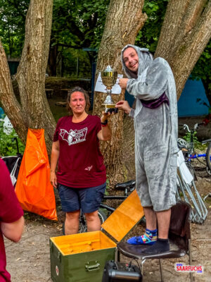 Ein gl&auml;nzender Siegerpokal, der in einer ge&ouml;ffneten Holzkiste pr&auml;sentiert wird