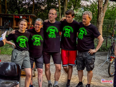 Das Gewinnerteam Die Hasengriller OWL bei der Pokal&uuml;bergabe auf der B&uuml;hne unter Applaus der Geocacher