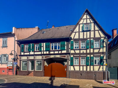 Labcache-Station an einem Fachwerkhaus in Friedrichsdorf