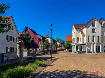 Ansicht des weitläufigen, gepflasterten Landgrafenplatzes in Friedrichsdorf mit umliegenden Gebäuden