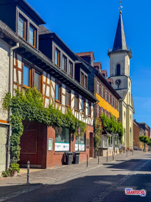 Außenaufnahme der historischen Kirche in Friedrichsdorf mit Blick auf den Kirchturm
