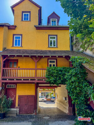 Blick in den Innenhof des historischen ehemaligen Mädchenpensionats mit Kopfsteinpflaster und gepflegter Bepflanzung