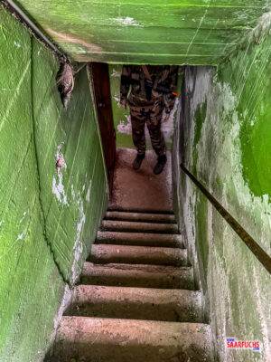Im Zugang zum Bunker Helene, der sich in einem Vorgarten in Lampertheim befindet und einen Geocache beherbergt