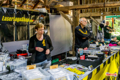 Der Stand vom Laser-Logo-Shop mit ausgestellten, individuell gravierten Coins und Holz-Schmuckstücken