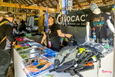 Der Verkaufsstand des Geocaching-Magazins mit ausliegenden Zeitschriften und diversen Angeboten für Abonnenten.