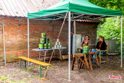 Eine Pyramide aus großen Konservendosen an einer Spielstation auf dem Eventgelände