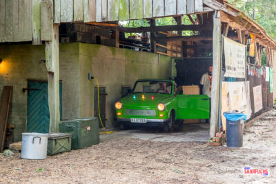Ein in einer Garage geparkter, zu einem Anhänger umgebauter grüner Trabant