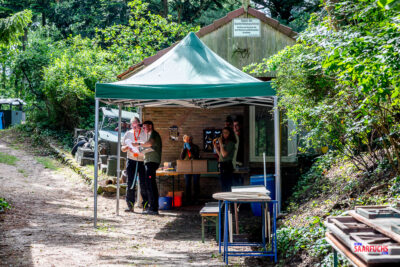 Ein kleiner Pavillon auf dem Eventgelände mit einer Auswahl an hausgemachtem Kuchen und Kaffeekannen
