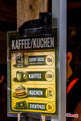 Eine Preistafel am Kuchenstand mit niedrigen, familienfreundlichen Preisen für Kaffee und Kuchen