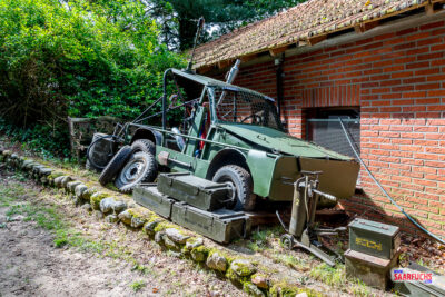 Ein olivgrünes, historisches Militär-Geländefahrzeug am Wegrand des Veranstaltungsgeländes