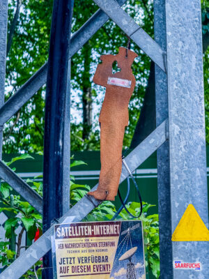 Eine der versteckten, hölzernen Spielfiguren, die an einem Strommast auf dem Eventgelände montiert ist
